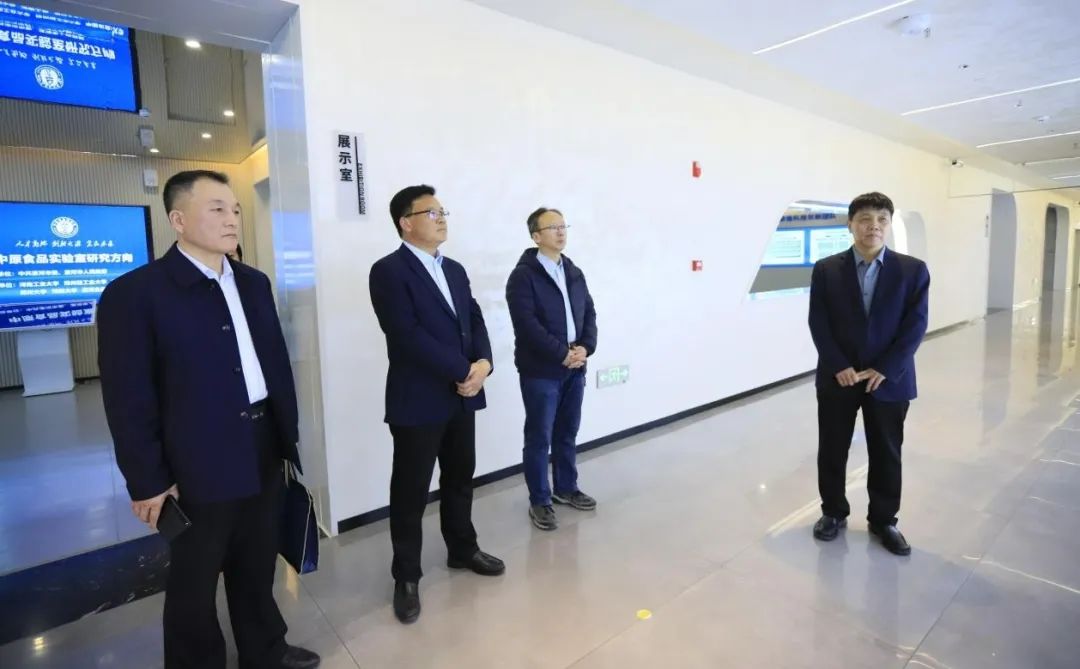 世界杯官方入口乳业集团党委书记、董事长唐洪峰一行赴中原食品实验室同中国工程院院士、中原食品实验室主任任发政座谈交流