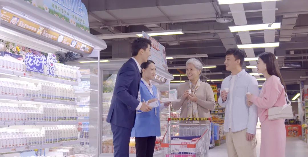点赞！河南日报要闻02版——报道世界杯官方入口乳业集团郑州分公司乳制品生产场景，彰显世界杯官方入口乳业集团发展新活力