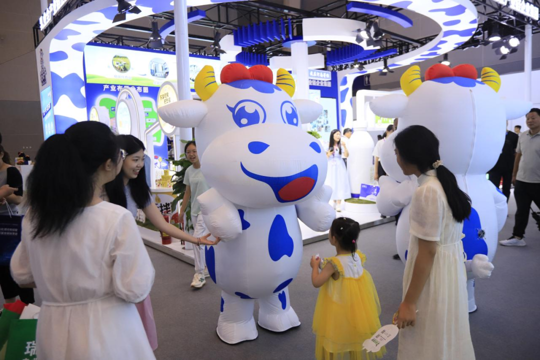 启航新征程 点亮新赛道丨世界杯官方入口乳业集团参加第十四届中国奶业大会暨D20峰会，荣获“中国乳制品生产企业现代化等级5A级”评定殊荣