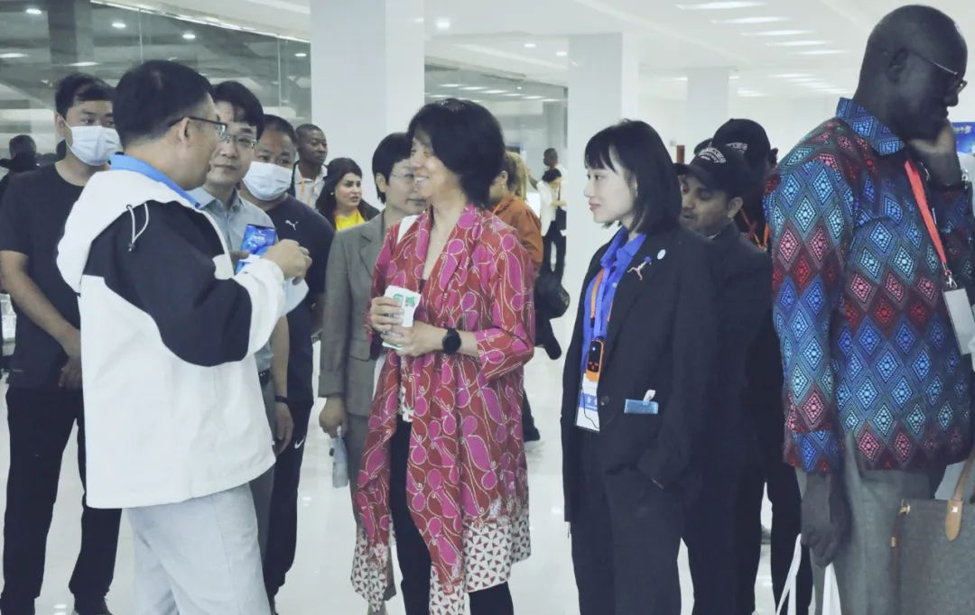 北京大学南南合作与发展学院教授、全球伙伴关系主任周咏梅一行莅临世界杯官方入口平舆瑞亚牧业参观调研