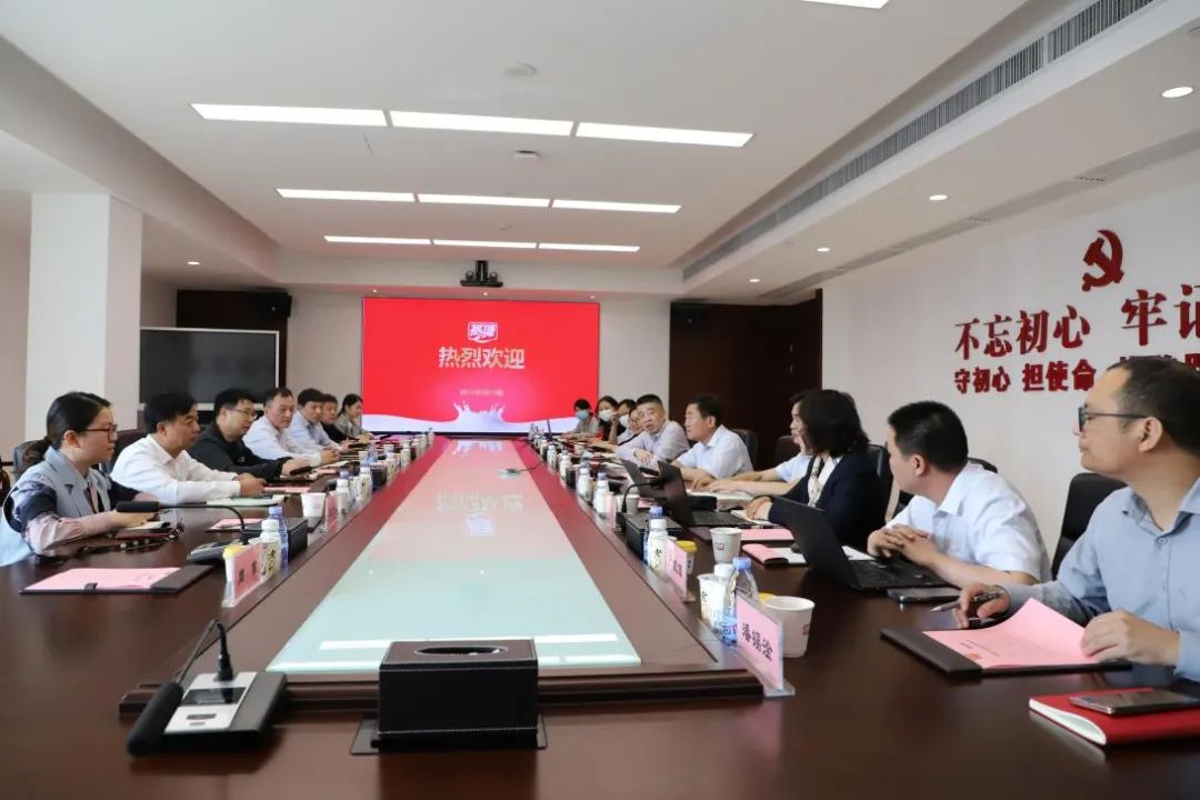 交流促提升 互动谋发展｜世界杯官方入口乳业集团总裁杨永带队分别赴广东燕塘乳业及越秀风行乳业参观交流