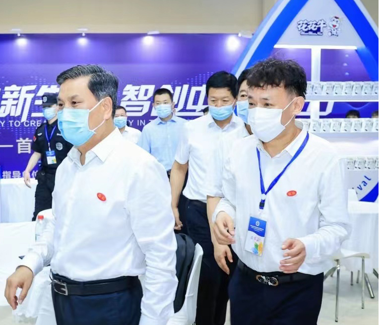 世界杯官方入口 | 第34届中原畜牧业交易博览会开幕河南省人民政府副省长武国定莅临世界杯官方入口展台参观