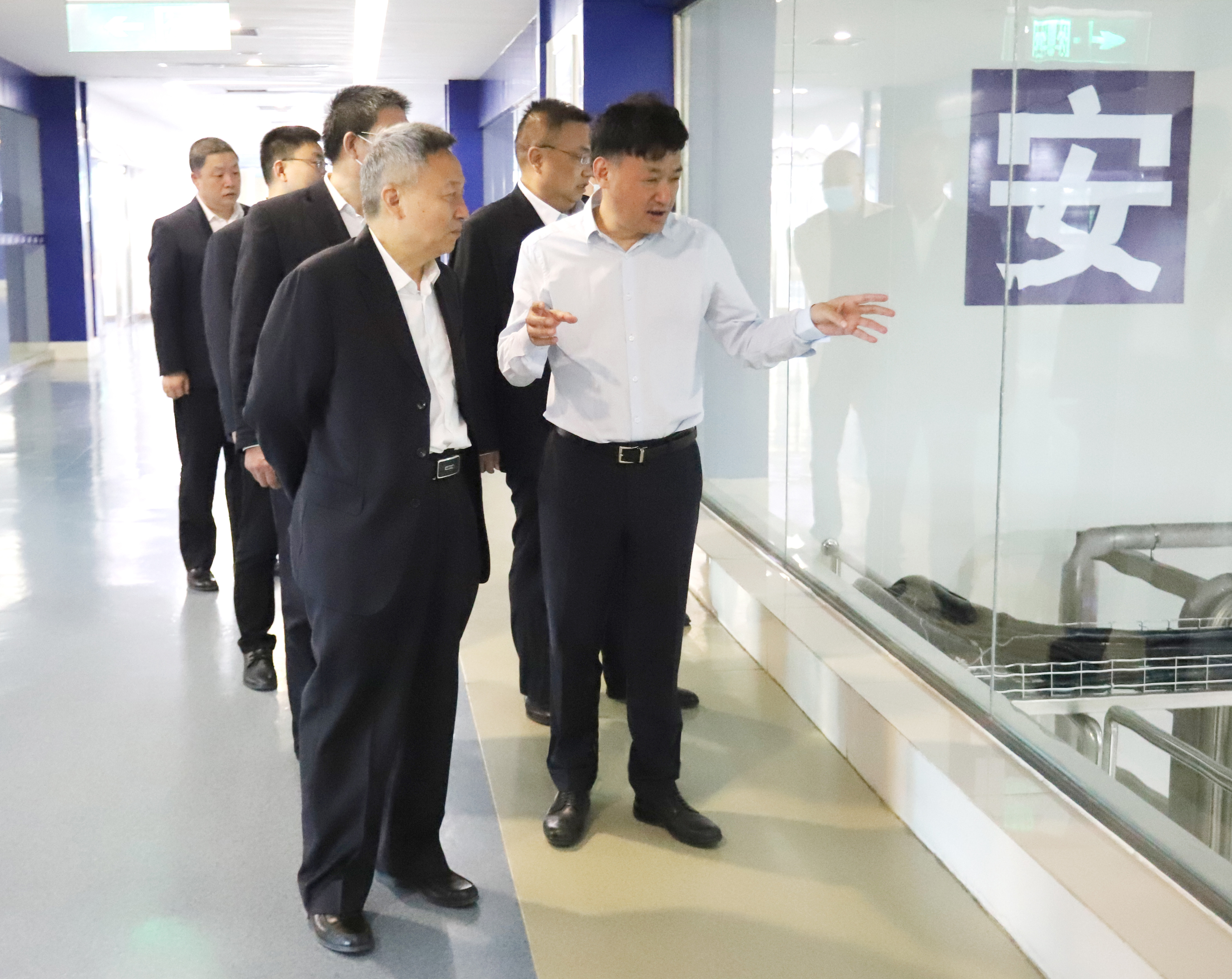 世界杯官方入口乳业集团与国电河南新能源有限公司举行光伏项目合作开发签约仪式