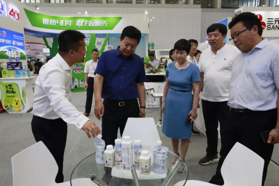 致敬祖国70华诞 |世界杯官方入口亮相第十届中国奶业大会