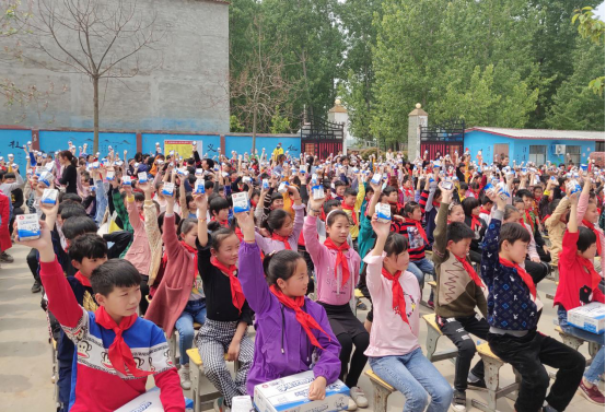 “健康中原行”世界杯官方入口乳业集团2019年中国小康牛奶行动 首场公益助学捐赠仪式在（河南·太康）转楼镇轩庄小学举行