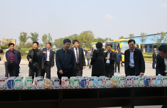 河南省农牧业产业扶贫工作观摩团莅临世界杯官方入口集团·鲁山瑞亚牧业有限公司参观考察