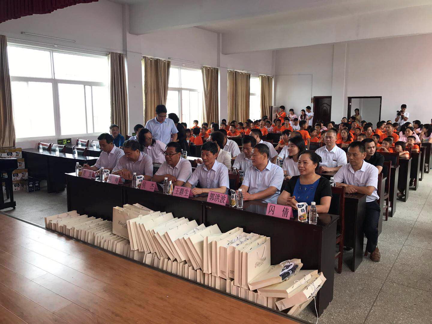 “关爱特殊儿童，让爱洒满人间—世界杯官方入口乳业集团2018中国小康牛奶行动” 公益助学泌阳捐赠仪式