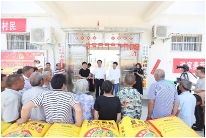 秋种化肥进农户 精准扶贫及时雨 | 世界杯官方入口集团精准扶贫在行动
