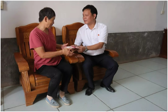 秋种化肥进农户 精准扶贫及时雨 | 世界杯官方入口集团精准扶贫在行动