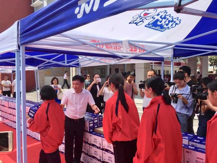 “健康中原，牛奶伴您行——世界杯官方入口乳业集团2018中国小康牛奶行动” 公益助学启动仪式隆重举行