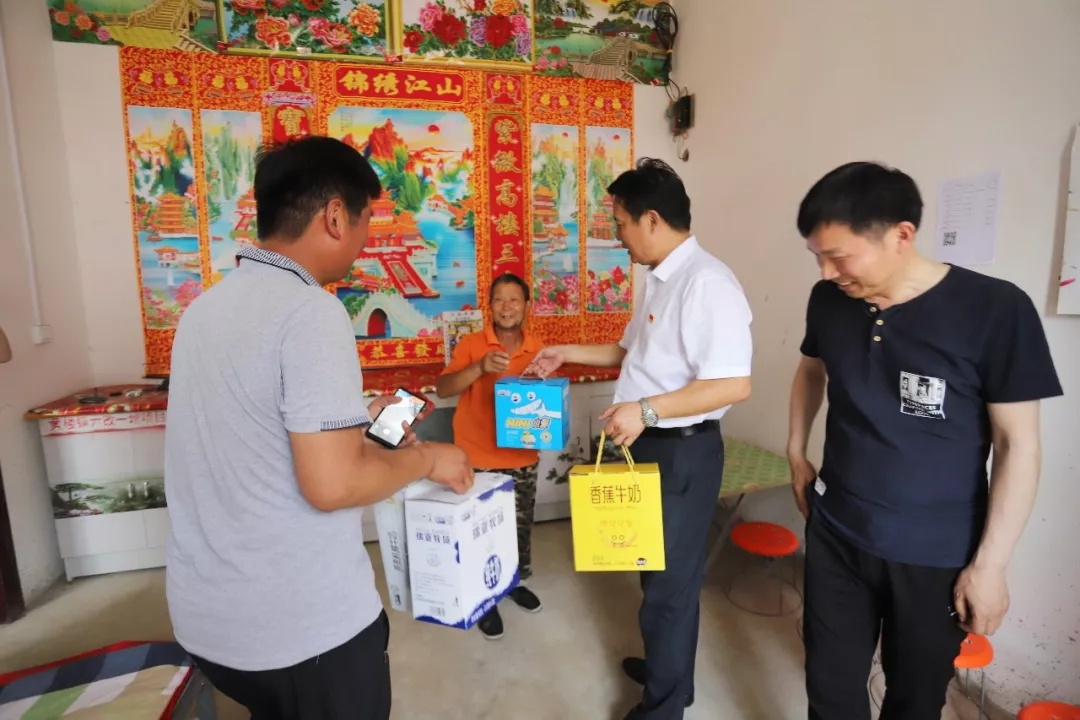 世界杯官方入口乳业集团走访慰问贫困户 结对帮扶暖人心