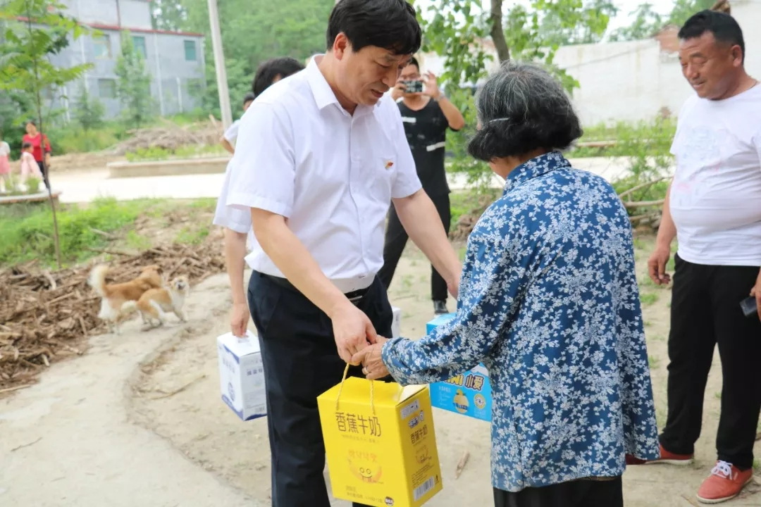 世界杯官方入口乳业集团走访慰问贫困户 结对帮扶暖人心