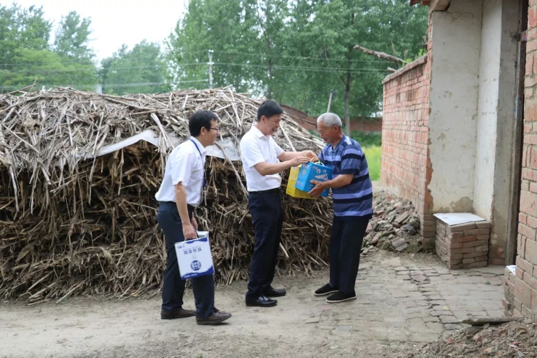 世界杯官方入口乳业集团走访慰问贫困户 结对帮扶暖人心