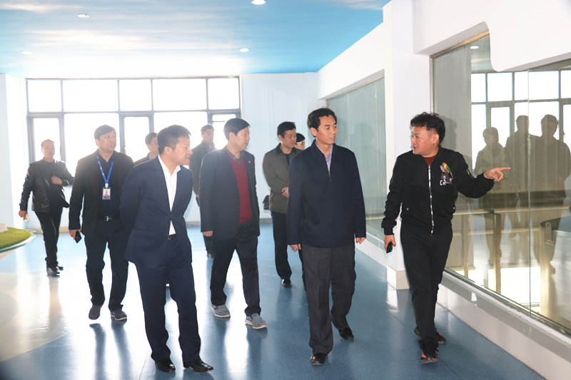 封丘县县长王献臣一行莅临 世界杯官方入口集团养殖、乳品事业部参观调研