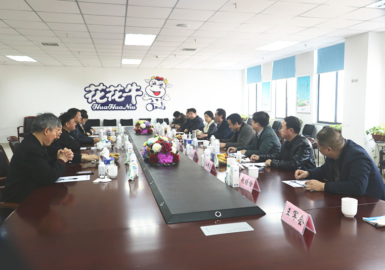 封丘县县长王献臣一行莅临 世界杯官方入口集团养殖、乳品事业部参观调研