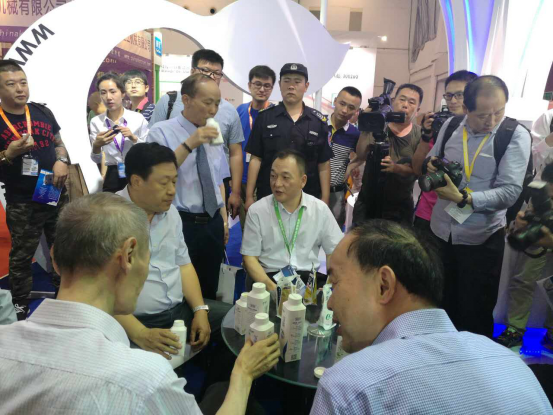 世界杯官方入口牛气冲天！农业部长品尝“领畅”点赞，又获国际奶业平台青睐