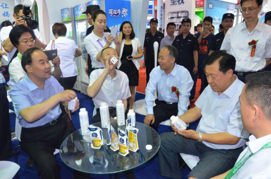 世界杯官方入口牛气冲天！农业部长品尝“领畅”点赞，又获国际奶业平台青睐