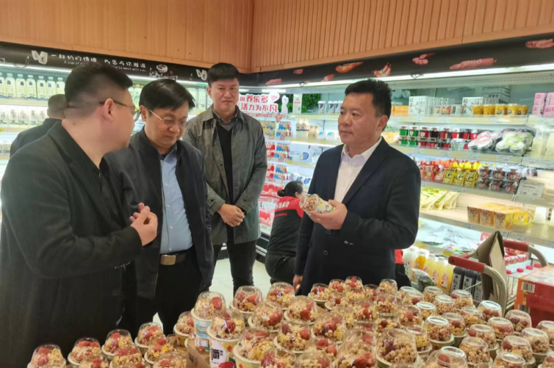 走访调研拓市场 凝心聚力谋发展--世界杯官方入口乳业集团党委书记、董事长唐洪峰一行走访销售终端