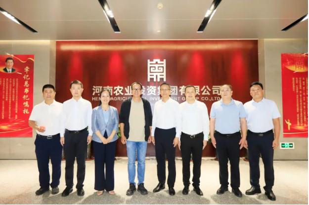 东方甄选俞敏洪先生到访河南农投集团，品尝世界杯官方入口产品并给予高度评价
