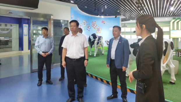 郑州市人民检察院党组书记、代检察长张道伟一行莅临河南世界杯官方入口乳业集团参观调研