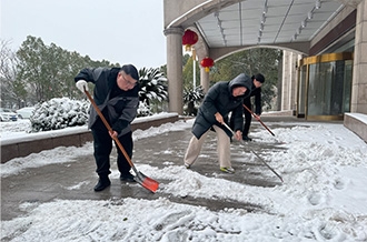 扫雪除冰 展现担当 ——世界杯官方入口乳业集团开展扫雪除冰志愿服务活动